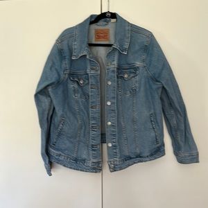 Light Wash Levi’s Jean Jacket